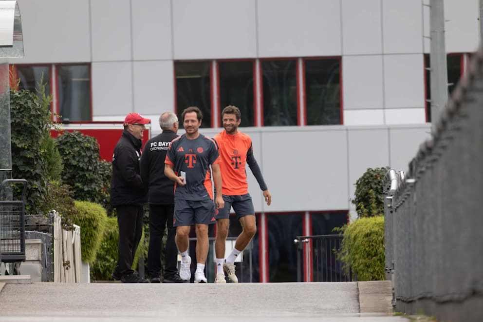 开云在线-图片报：穆勒现身塞本纳大街，再次身着拜仁球衣亮相训练基地