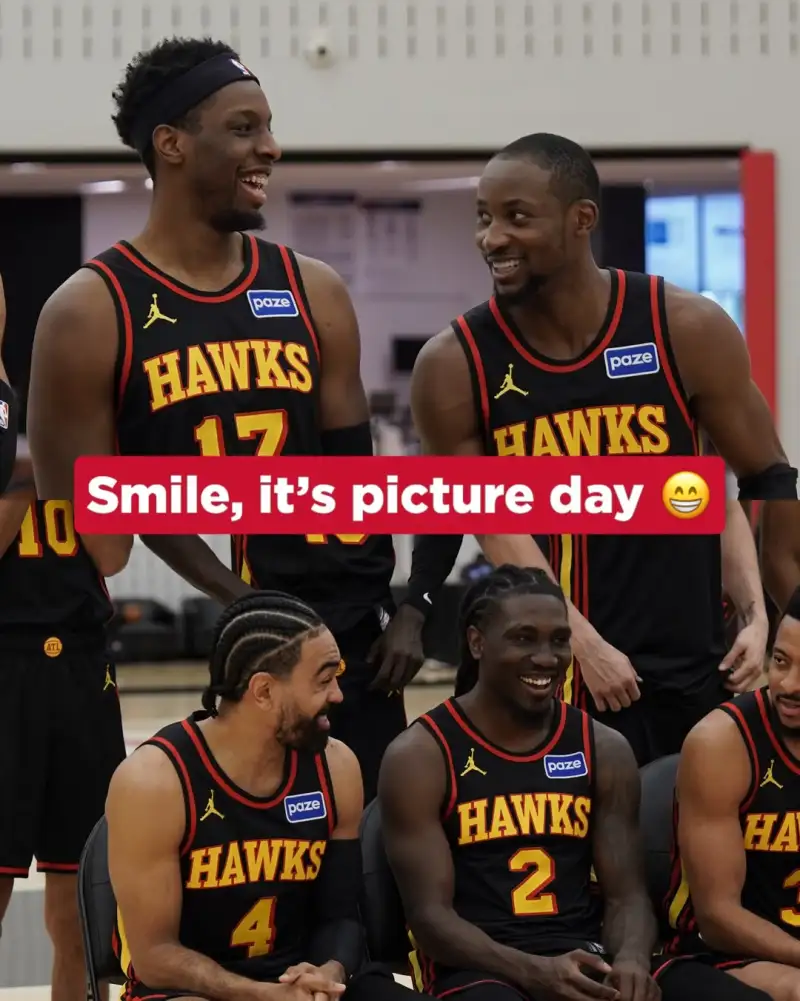 开云在线-朝气蓬勃的球队！老鹰官方分享全员拍摄全家福的侧拍照