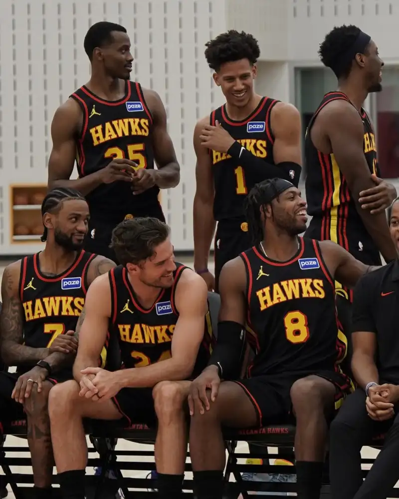 开云在线-朝气蓬勃的球队！老鹰官方分享全员拍摄全家福的侧拍照