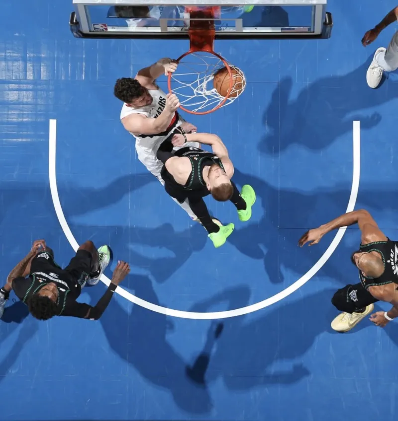 kaiyun-制霸内线！多诺万-克林根更新Ins晒近期赛场照与球迷分享