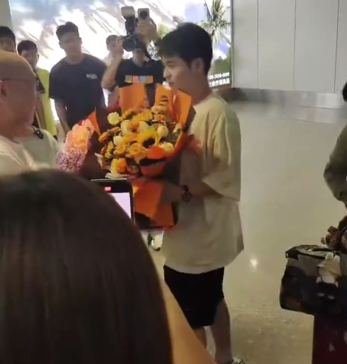 开云体育-林诗栋落地海南妈妈接机!石头全程笑容不断 世排重返前五冲破心魔|世乒赛|男双|国乒|关艳|小石头_新浪体育_新浪新闻
